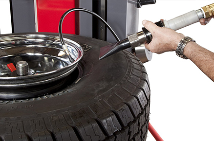  汽车轮胎安装时充不上气，应如何如何处理